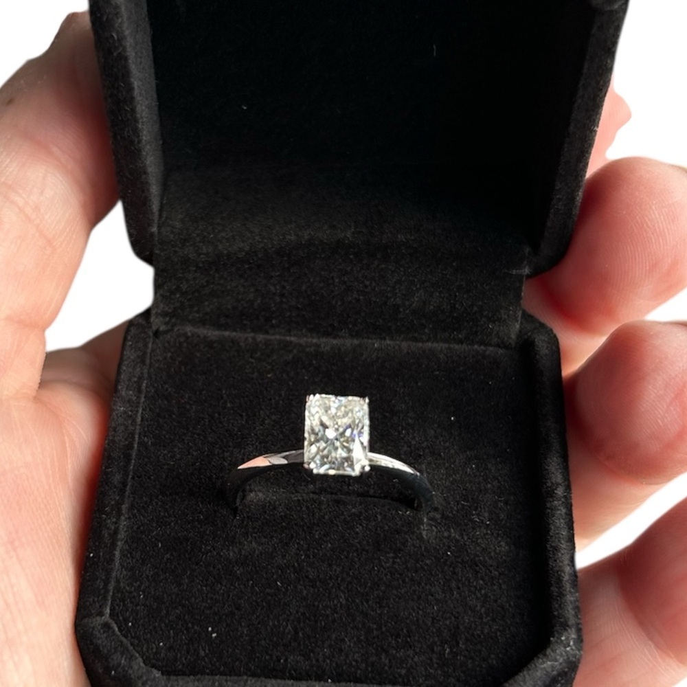 New GRA Certified Brilliant Cut Moissanite Diamond Ring, 2 carats. - Picture 4 of 7